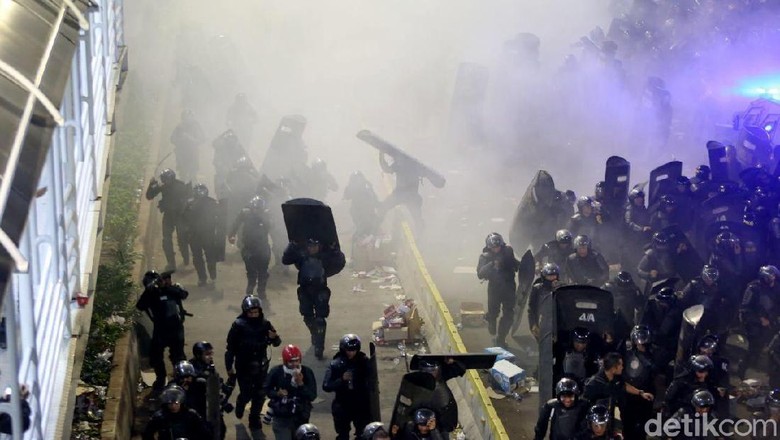 Water Cannon Semprot Massa yang Bikin Ricuh di Bawaslu Water Cannon Semprot Massa yang Bikin Ricuh di Bawaslu