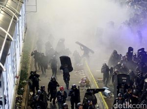 Water Cannon Semprot Massa yang Bikin Ricuh di Bawaslu