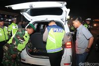 Cegah Massa ke Jakarta, TNI-Polri Razia Kendaraan di Perbatasan Karawang-Bekasi