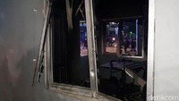 Bagian jendela dan pintu dirusak massa.