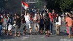 Potret Bentrokan Polisi dan Massa di Tanah Abang