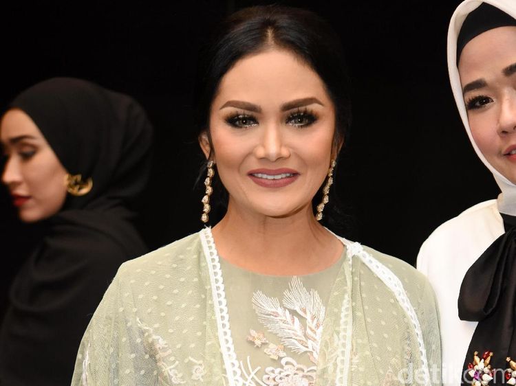 Senyum Krisdayanti Usai Melenggang ke Senayan