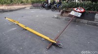 Tiang penanda jalan nampak tercabut dan membentang di salah satu jalan usai terjadinya bentrokan di kawasan Blok A Tanah Abang, Jakarta.
