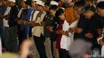 Momen Massa di Bawaslu Salat Maghrib Berjemaah