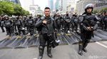 Momen Brimob Salat Berjamaah di Tengah Pengamanan Aksi 22 Mei