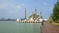 Masjid Kristal ternyata juga menjadi masjid pintar pertama di Malaysia yang dilengkapi dengan akses IT dan WiFi. Turis yang datang bisa membaca Al Quran elektronik dari gadget mereka. (iStock)