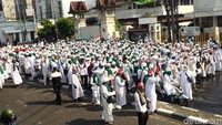 Mereka meninggalkan lokasi setelah berhasil membantu meredam massa.
