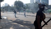 Suara ledakan petasan terus terdengar.
