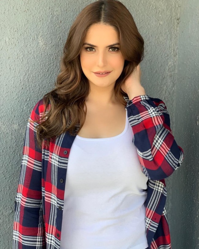 Zarine Khan juga termasuk salah satu wanita muslim tercantik di dunia. Dia dikenal sebagai model dan aktris India. Zarine lahir di Mumbai dan memulai kariernya sebagai aktris dengan membintangi beberapa iklan serta serial televisi di India. Ia mencapai puncak ketenarannya ketika bermain film Veer bersama bintang Bollywood Salma Khan. Foto: Instagram