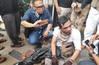Pria Bawa Selongsong Peluru Karet dan Jaket Berlubang di Tanah Abang