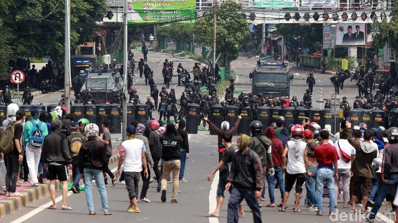 Usai Bertemu Jokowi, Zulhas Sampaikan Duka atas Korban Rusuh 22 Mei Usai Bertemu Jokowi, Zulhas Sampaikan Duka atas Korban Rusuh 22 Mei