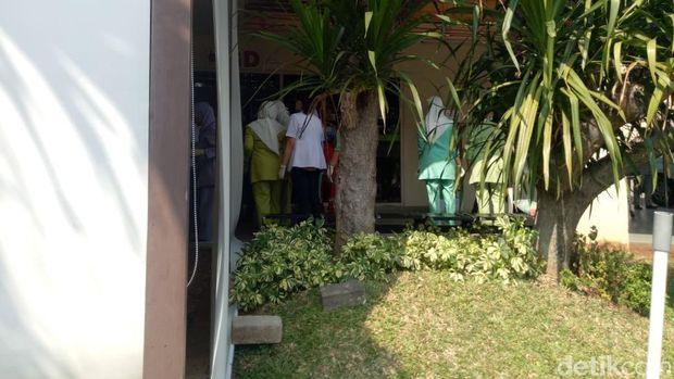 3 Ambulans Beriringan ke RS Budi Kemuliaan, Seorang Terluka di Leher