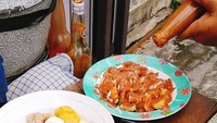Siomay, tahu, telur rebus, kentang hingga kol. Bumbu kacang pun jadi jodohnya. Foto: Instagram@jajansamakoko
