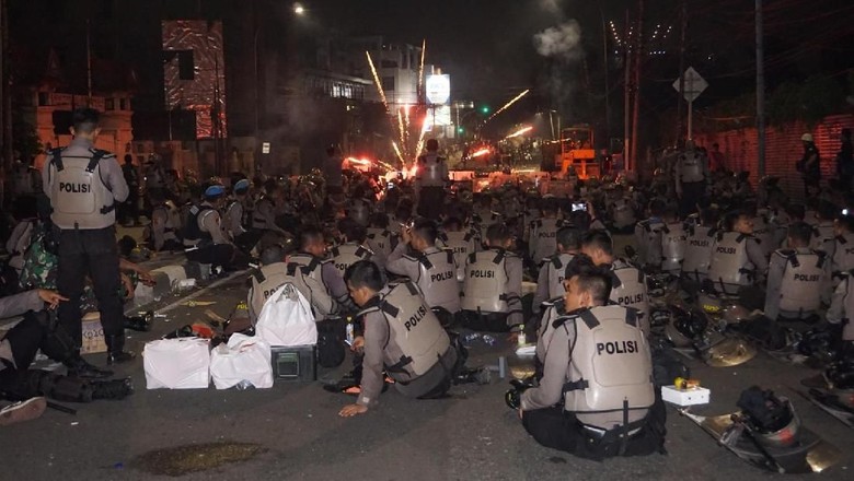 Polisi Sambut Serangan Petasan dari Massa Ricuh di Slipi dengan Tepuk Tangan Polisi Sambut Serangan Petasan dari Massa Ricuh di Slipi dengan Tepuk Tangan