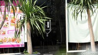 Pada demo yang dilakukan sejak Selasa (21/5/2019), beberapa restoran cepat saji yang berada di seberang Bawaslu, dan sepanjang jalan Sarinah Thamrin memilih untuk mengambil menutup restorannya lebih awal. Padahal biasanya pertokoan itu buka selama 24 jam.