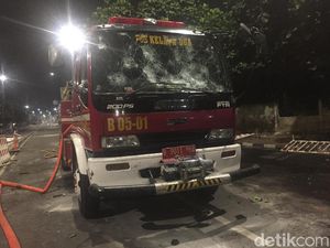 Penampakan Mobil Damkar yang Sempat Dibajak Massa Rusuh di Slipi