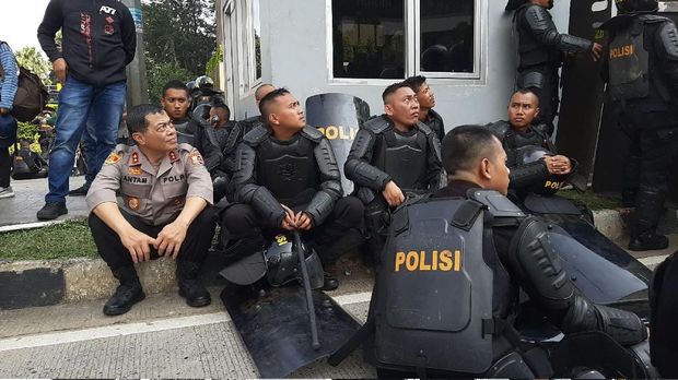 Pantau Demo di Bawaslu, Wakabareskrim Semangati Polisi yang Berjaga