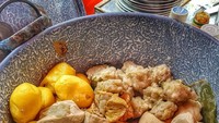 Tukang siomay yang mengukus siomaynya dalam panci lurik memang enak. Lihat saja, selain siomay isiannya ada telur rebus, kentang, tahu putih, tahu cokelat, kol hingga pare. Foto: Instagram@eunike_fooddiary