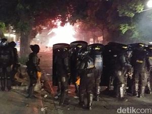 Massa Bakar Sampah di Kawasan Blok A, Serang Polisi dengan Kembang Api-Batu