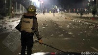 Personel TNI dan Marinir bersiaga di sekitar lokasi kerusuhan.