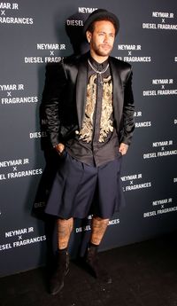 Tampil Beda, Neymar Pakai Celana Mirip Rok di Peluncuran Parfumnya