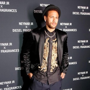 Tampil Beda, Neymar Pakai Celana Mirip Rok di Peluncuran Parfumnya Tampil Beda, Neymar Pakai Celana Mirip Rok di Peluncuran Parfumnya