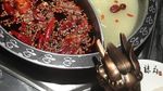 Pose Keren Lim Ju Hwan Different Dreams Saat Makan Hot Pot dan Ngopi
