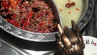 Berkunjung ke China, pemain Uncontrollaby Fond ini tidak melewatkan hot pot berkuah pedas. Ada dua varian kuah sup yang ia pilih kala itu. Foto: Instagram juhwan_lim
