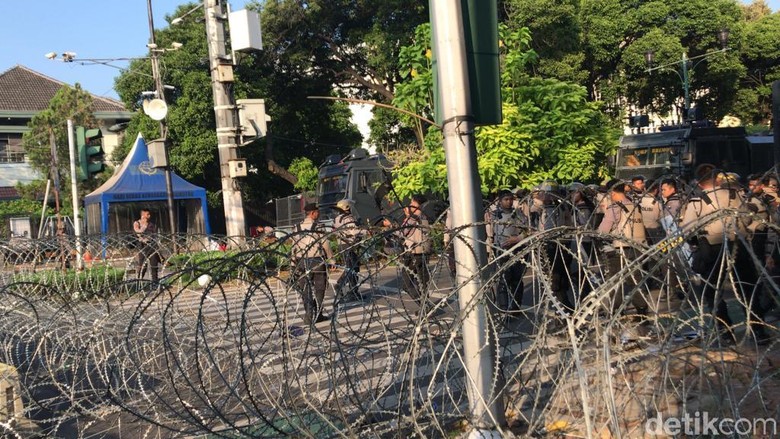 Dipasangi Kawat Berduri, Begini Situasi di Sekitar KPU Dipasangi Kawat Berduri, Begini Situasi di Sekitar KPU