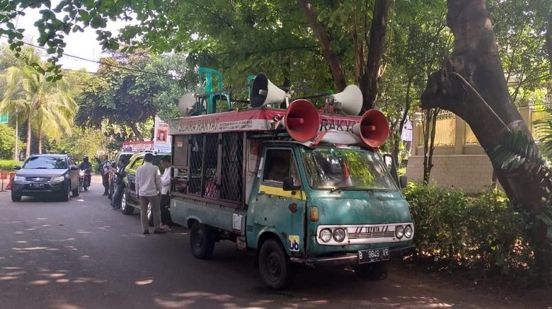 Ada Mobil Komando Suara Rakyat Parkir di Kertanegara Ada Mobil Komando Suara Rakyat Parkir di Kertanegara