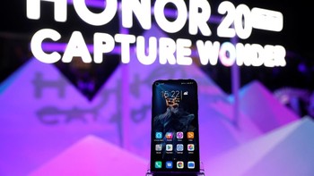 Dapur pacu 20 Pro ditenagai prosesor Kirin 980, RAM 8 GB serta memori internal 256 GB. Adapun baterai 4.000 mAh dengan SuperCharge 22,5W. Harganya dipatok 600 euro. Foto: Reuters