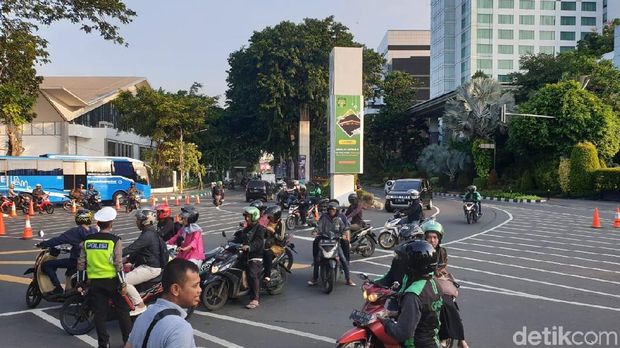 Warga Ini Bagikan Takjil untuk Polisi yang Berjaga di Dekat Gedung DPR