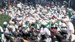 Massa Bersorban Bantu Polisi Tenangkan Warga