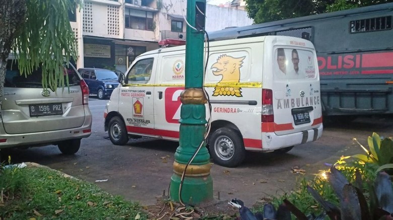 Polisi Benarkan Ambulans Berisi Batu untuk Aksi 22 Mei Milik Gerindra Polisi Benarkan Ambulans Berisi Batu untuk Aksi 22 Mei Milik Gerindra