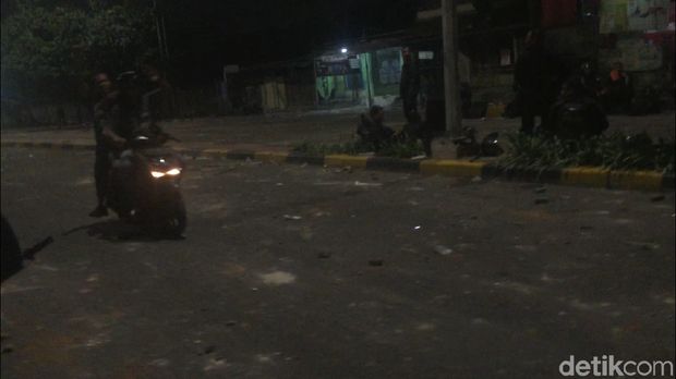Pria yang diamankan itu dibawa pakai sepeda motor.