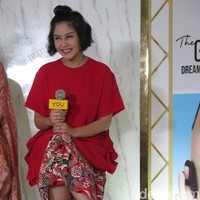 Vanesha mengaku hanya pakai tiga produk makeup. Tiga makeup andalannya adalah BB cushion, maskara dan lipstik.  Foto: Kiki Oktaviani/Wolipop