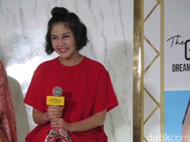 Untuk riasan pada momen spesial tersebut, brand ambassador kosmetik Y.O.U itu tampil dengan makeup segar. Adik Sissy Priscillia itu menggunakan lipstik warna pink.  Foto: Kiki Oktaviani/Wolipop