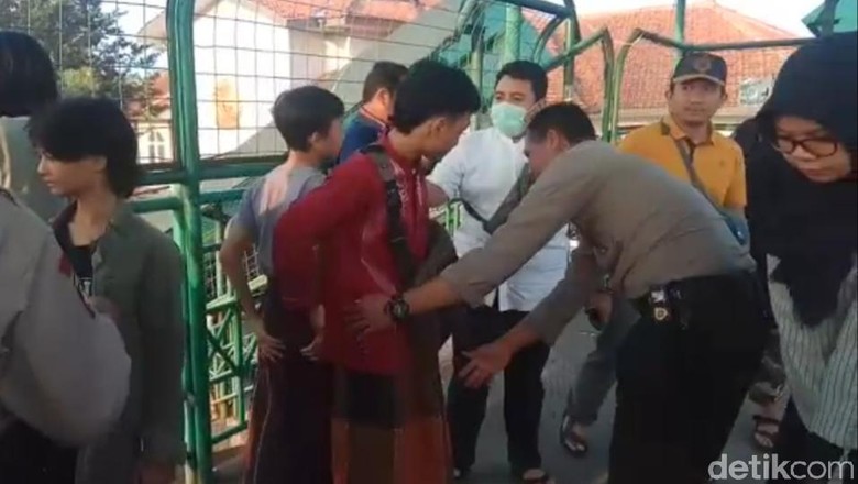 Polisi Halau Kelompok Remaja di Stasiun Bogor yang Mau Demo ke Jakarta Polisi Halau Kelompok Remaja di Stasiun Bogor yang Mau Demo ke Jakarta