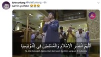 Arie Untung mengunggah video doa untuk umat muslim di seluruh dunia di jejaring media sosialnya. Dok. Twitter/ArieKuntung