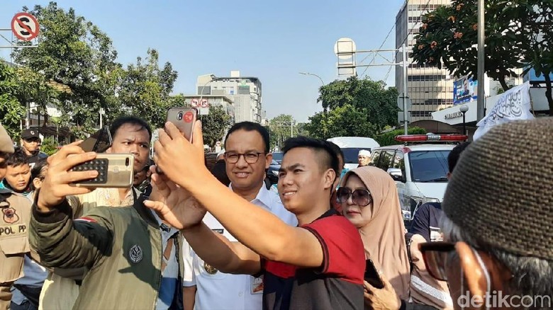 Pantau Demo di Bawaslu, Anies Diajak Selfie Pantau Demo di Bawaslu, Anies Diajak Selfie