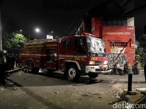 Ini Dia Mobil Damkar yang Dibajak Massa di Slipi