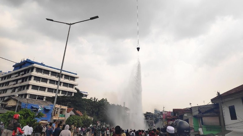 Tepis Isu Bubuk Putih, Polri Pastikan Heli Saat 22 Mei Angkut Air Tepis Isu Bubuk Putih, Polri Pastikan Heli Saat 22 Mei Angkut Air