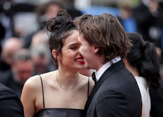 Di hadapan ratusan fotografer, sejoli ini lantas tak ragu untuk berpose dengan gestur yang romantis. Sesekali, putra sulung David dan Victoria Beckham itu memberikan ciuman mesranya pada sang pacar. (Foto: Pascal Le Segretain/Getty Images)