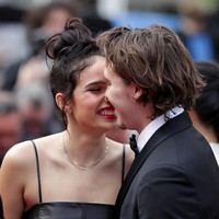 Di hadapan ratusan fotografer, sejoli ini lantas tak ragu untuk berpose dengan gestur yang romantis. Sesekali, putra sulung David dan Victoria Beckham itu memberikan ciuman mesranya pada sang pacar. (Foto: Pascal Le Segretain/Getty Images)