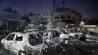 Sejumlah mobil dibakar orang tidak dikenal. Tampak dalam foto, kondisi mobil mungil seperti Brio sudah hangus. Foto: ANTARA FOTO/Sigid Kurniawan