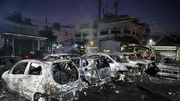 Sejumlah mobil terbakar akibat demo rusuh di Komplek Asrama Brimob, Petamburan, Jakarta, Rabu (22/5/2019).
