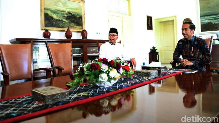 Ketua MPR yang juga Ketua Umum PAN Zulkifli Hasan menemui Presiden Joko Widodo (Jokowi). Pertemuan berlangsung di Istana Kepresidenan Bogor.
