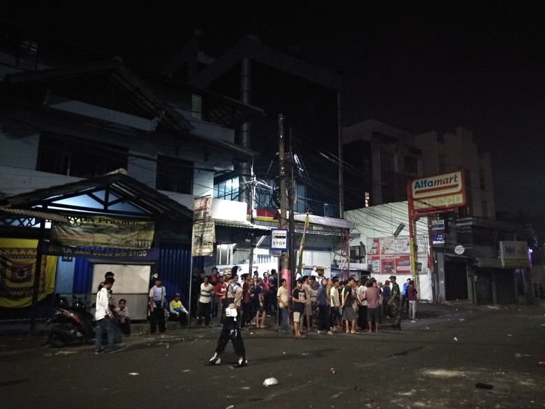 Ricuh di Slipi, Polisi Minta Warga yang Tonton Kerusuhan Pulang Ricuh di Slipi, Polisi Minta Warga yang Tonton Kerusuhan Pulang