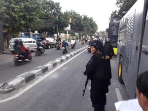 Ratusan Polisi Berjaga di Jalan KS Tubun Depan Asrama Brimob