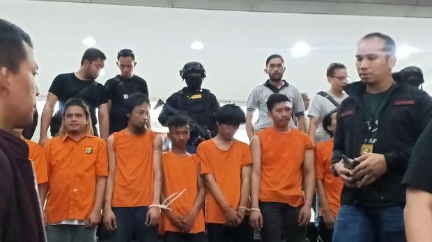 Para tersangka ricuh 22 Mei. Salah seorang pelaku ada yang menyebar hasutan lewat grup WhatsApp.